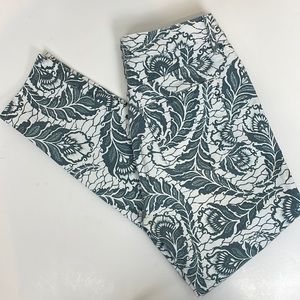 Ann Taylor LOFT || Curvy Skinny Ankle Floral/Leaf Print Denim Jeans; Size 25/0